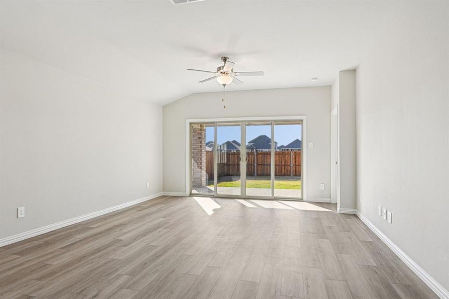 Spacious, unfurnished interior of a new home in Stonehaven, Seagoville (Image 27).