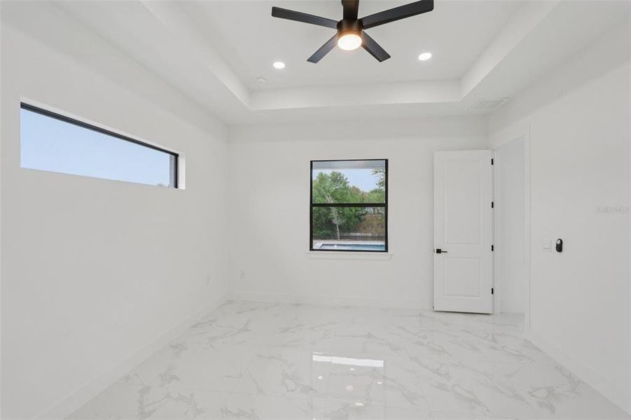 Spacious, unfurnished interior of a new home in , Cape Coral (Image 15).