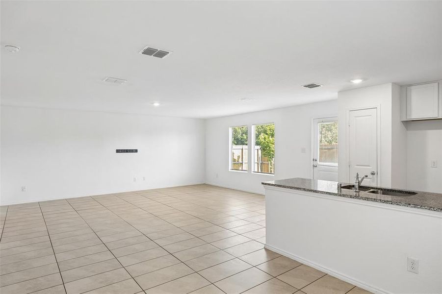 Spacious, unfurnished interior of a new home in Trinity West, Dallas (Image 25).