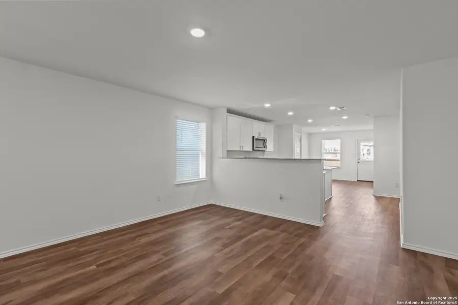 Spacious, unfurnished interior of a new home in Lily Springs, Seguin (Image 11).