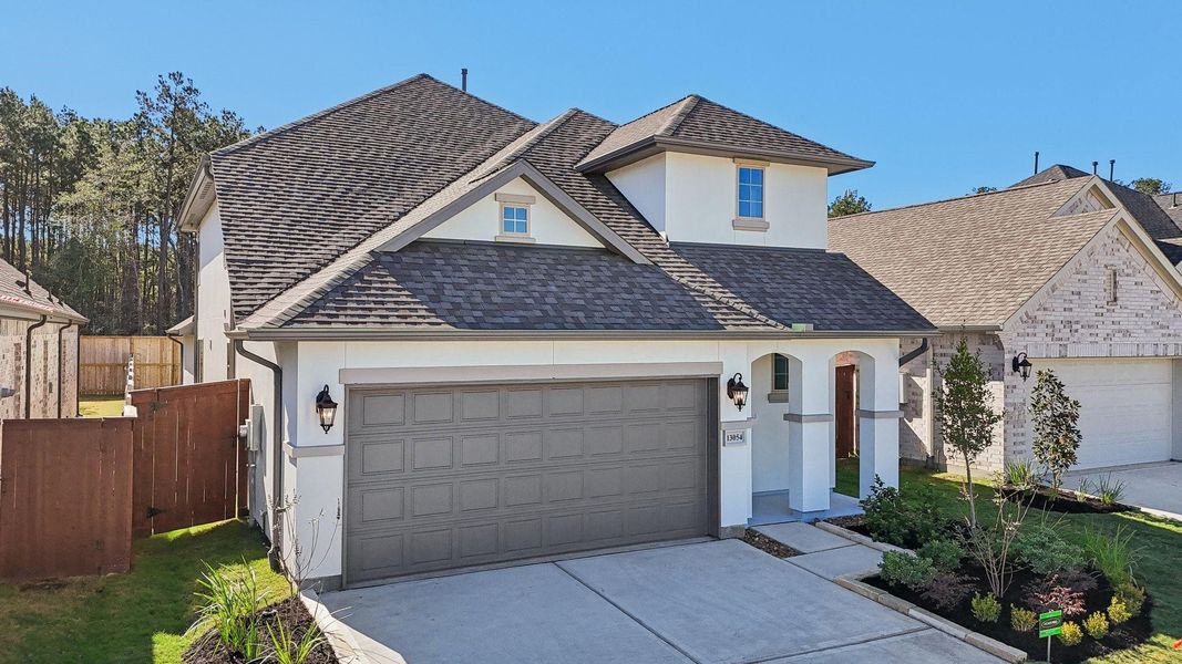 Front exterior of a new home in Evergreen 40', Conroe, TX, highlighting curb appeal (Image 23).