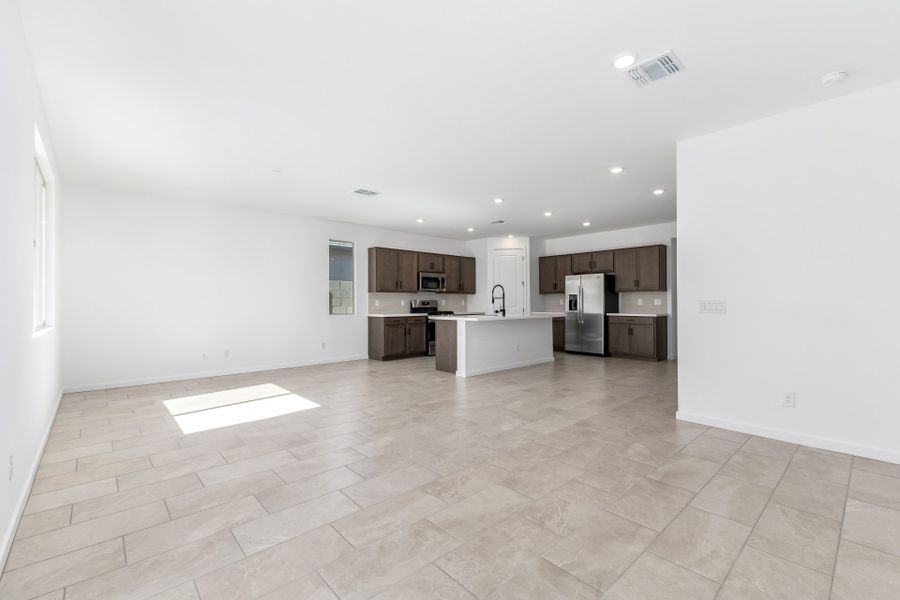 Spacious, unfurnished interior of a new home in Frontera, Surprise (Image 7).