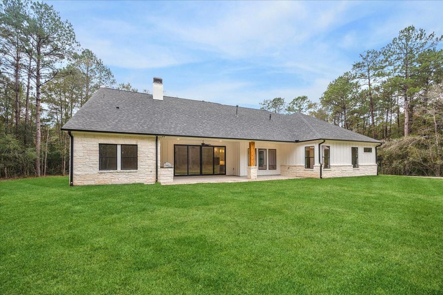 Exterior details and patio area of a home in , Huntsville (Image 24).