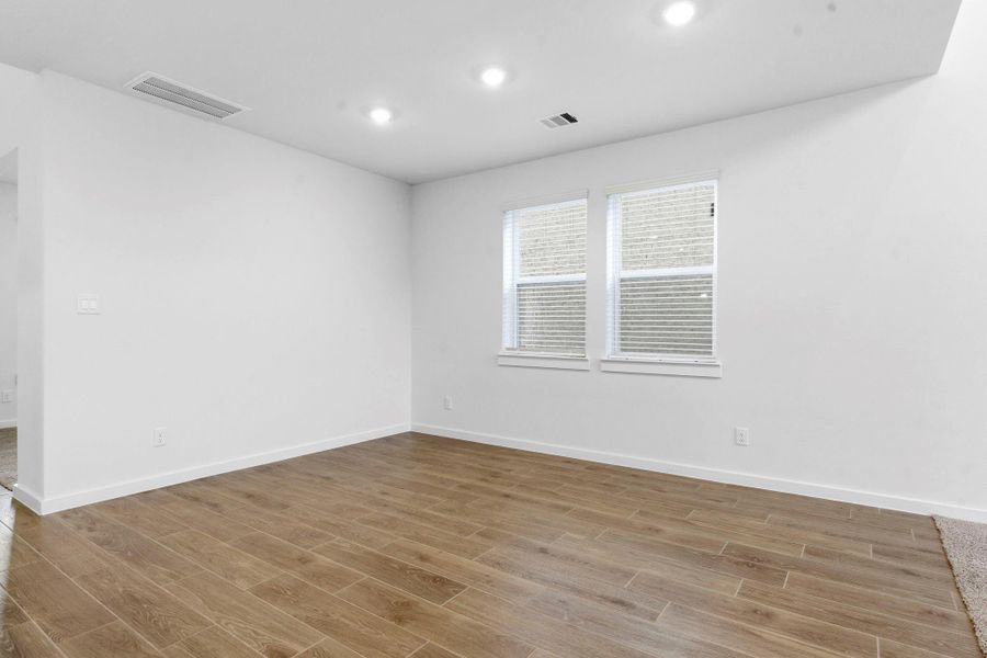 Spacious, unfurnished interior of a new home in , Iowa Colony (Image 33).