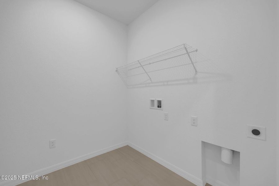 Spacious, unfurnished interior of a new home in Bradley Creek, Green Cove Springs (Image 21).