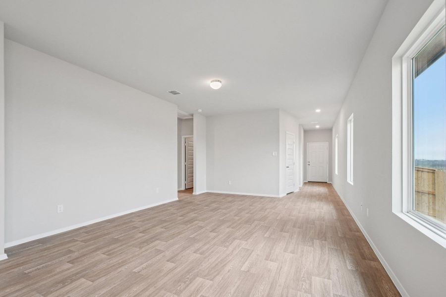 Spacious, unfurnished interior of a new home in Cloverleaf, Austin (Image 36).