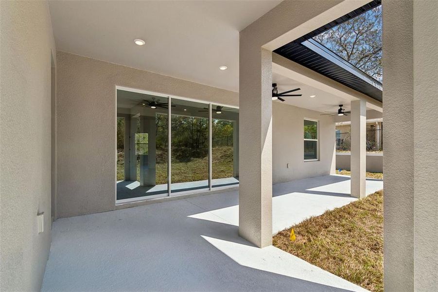 Exterior details and patio area of a home in , Weeki Wachee (Image 37).