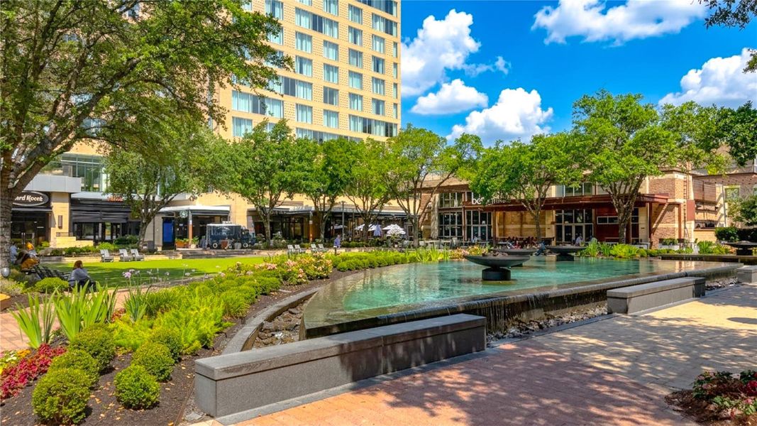 Located just minutes from CityCentre and Houston’s Energy Corridor, residents enjoy convenient access to premier dining, shopping, entertainment, and major business hubs while maintaining the comfort of a private residential setting.