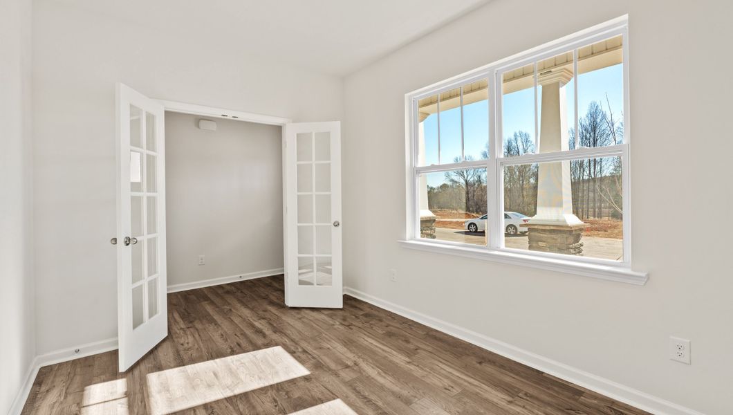 Representative unfurnished interior of a home built from the WILMINGTON by D.R. Horton in Benjamin's Grove, Woodruff (Image 15).