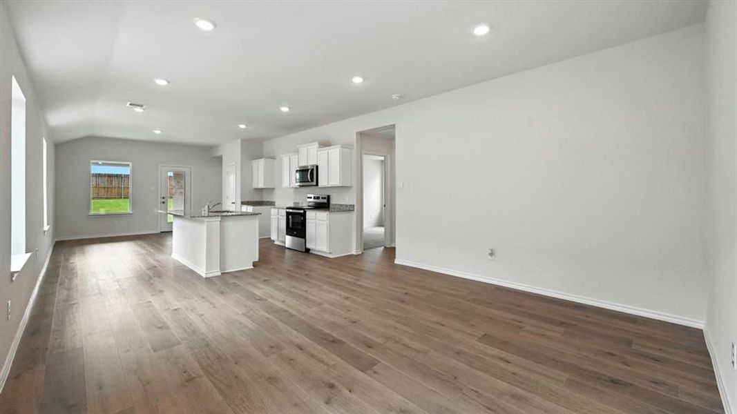 Spacious, unfurnished interior of a new home in Hanolley Hills, Sherman (Image 31).