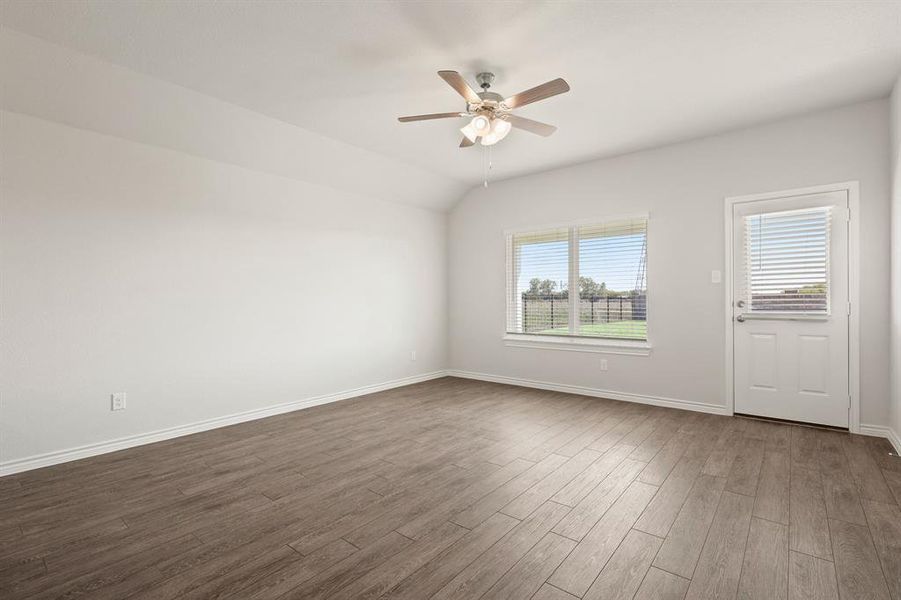 Spacious, unfurnished interior of a new home in Burgess Meadows, Cleburne (Image 17).