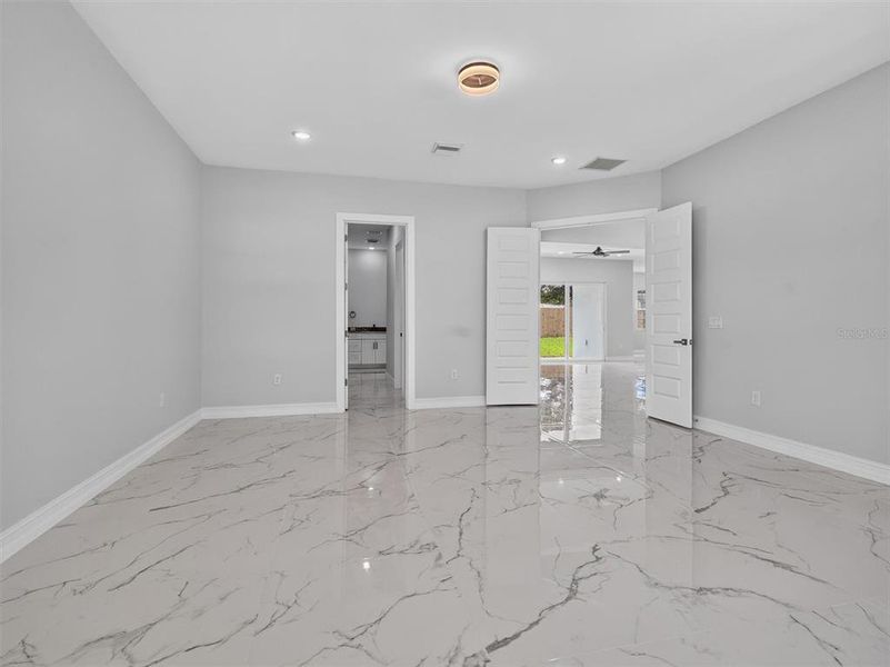 Spacious, unfurnished interior of a new home in , Plant City (Image 36).