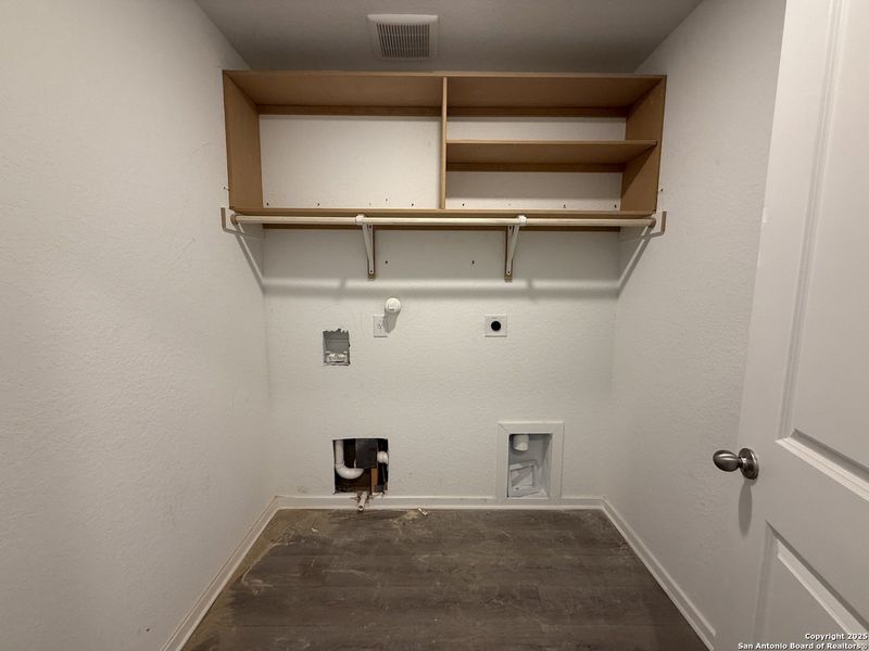 Spacious, unfurnished interior of a new home in Meadows at Hennersby Hollow 40's, San Antonio (Image 12). Spacious, unfurnished interior of a new home in Meadows at Hennersby Hollow 40's, San Antonio (Image 12).