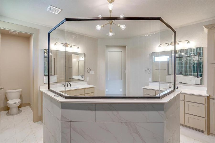 Full bath featuring an inviting chandelier, toilet, vanity, baseboards, and visible vents