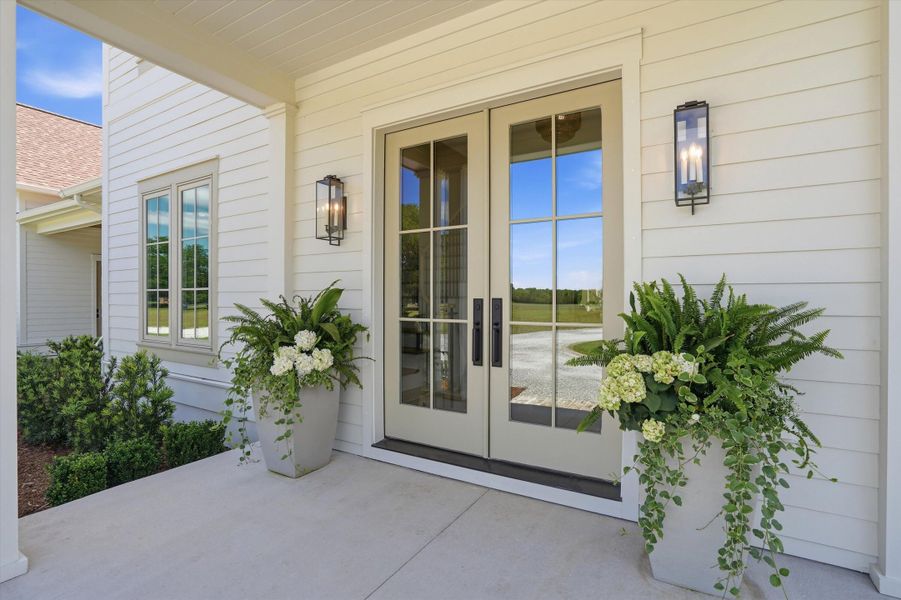 Exterior details and patio area of a home in , Wadmalaw Island (Image 3).