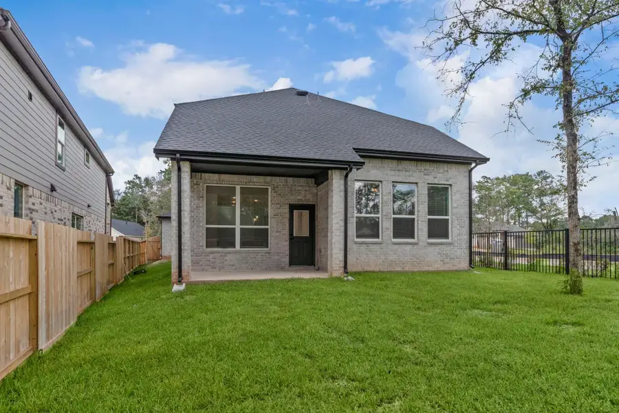 Exterior details and patio area of a home in The Woodlands Hills, Willis (Image 1).