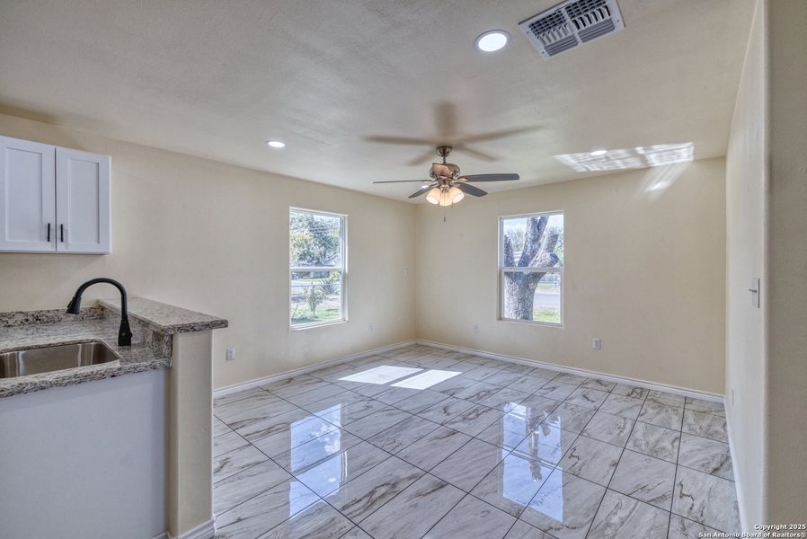 Spacious, unfurnished interior of a new home in , Uvalde (Image 10).