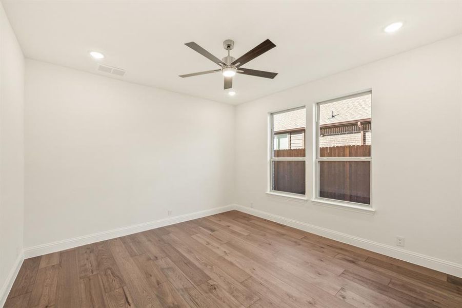 Spacious, unfurnished interior of a new home in Country Lakes, Denton (Image 30).