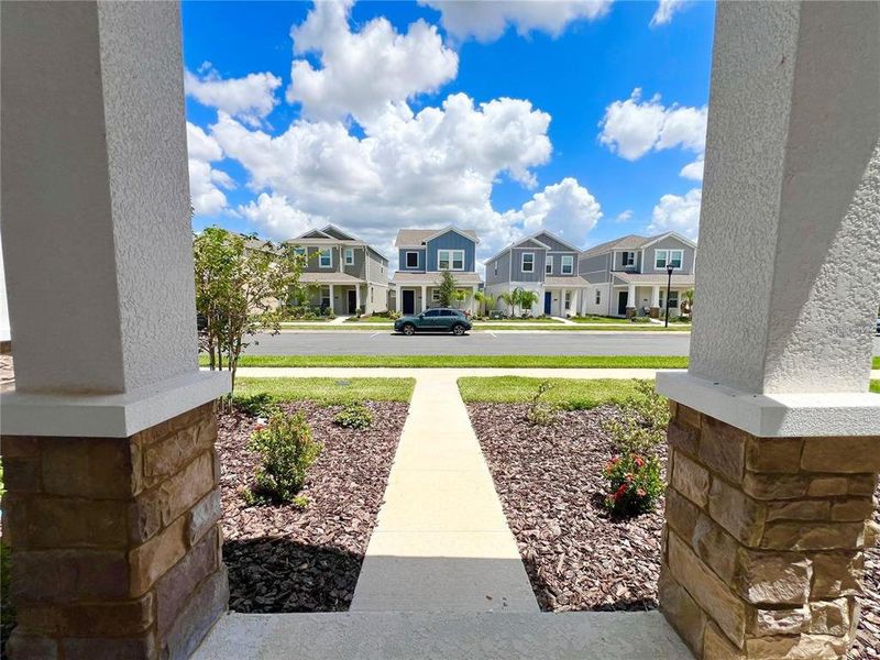 Exterior details and patio area of a home in , Clermont (Image 33).