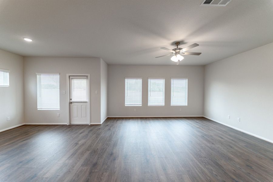 Spacious, unfurnished interior of a new home in Paramount, Kyle (Image 10).