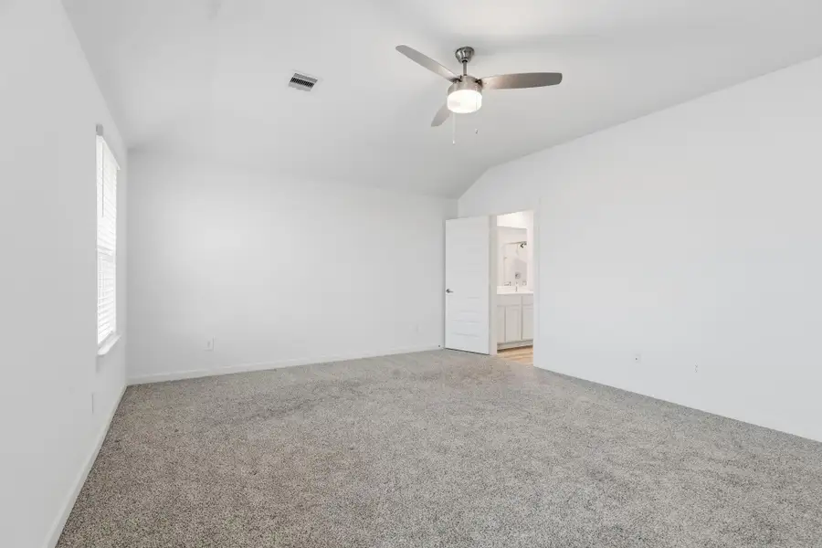 Spacious, unfurnished interior of a new home in , Fulshear (Image 43).