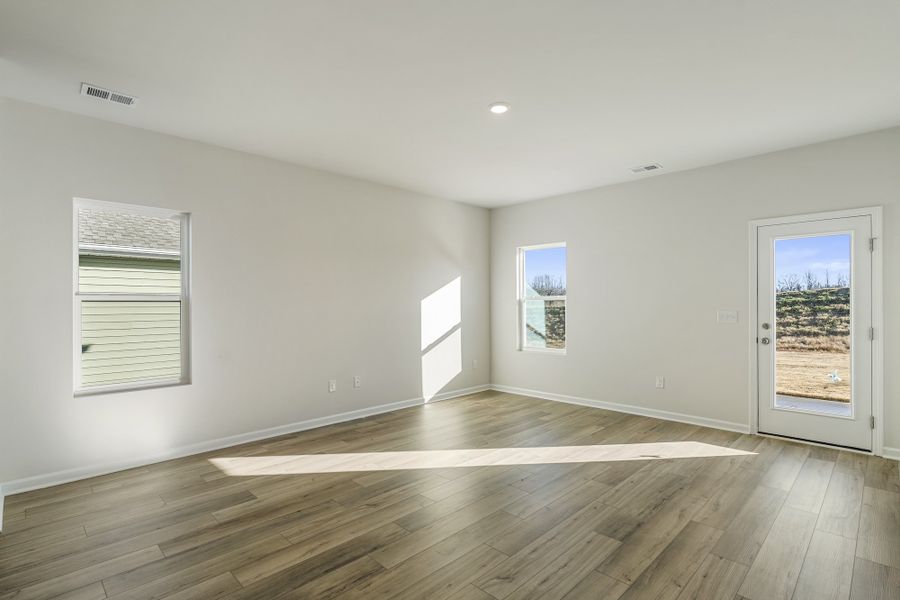 Spacious, unfurnished interior of a new home in Richmond Hill, Inman (Image 16).