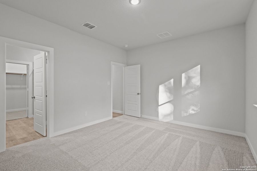 Spacious, unfurnished interior of a new home in Rosemont Hill, San Antonio (Image 24).