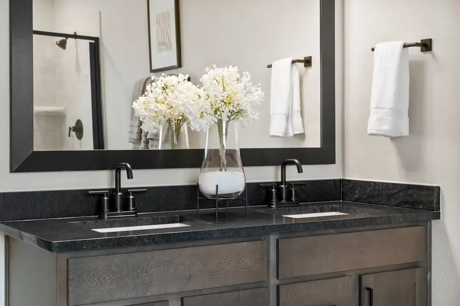 Dual-sink vanity at primary bath