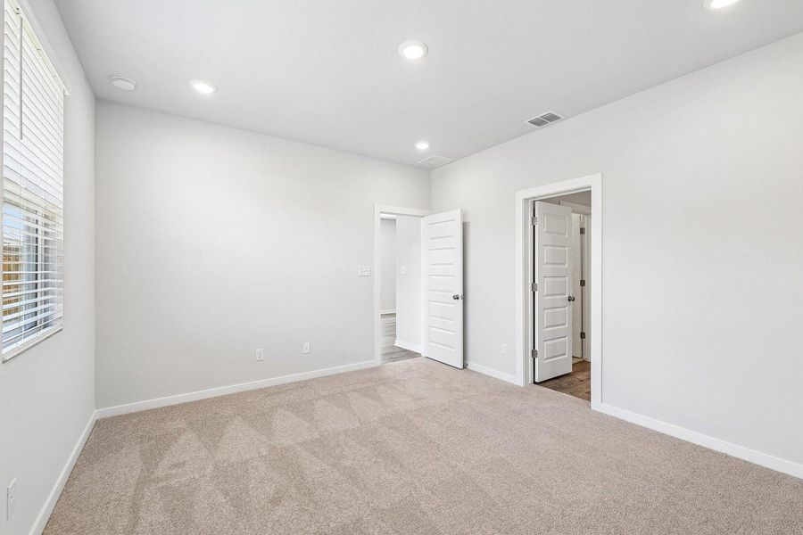 Spacious, unfurnished interior of a new home in Trinity Ranch, Elgin (Image 29).