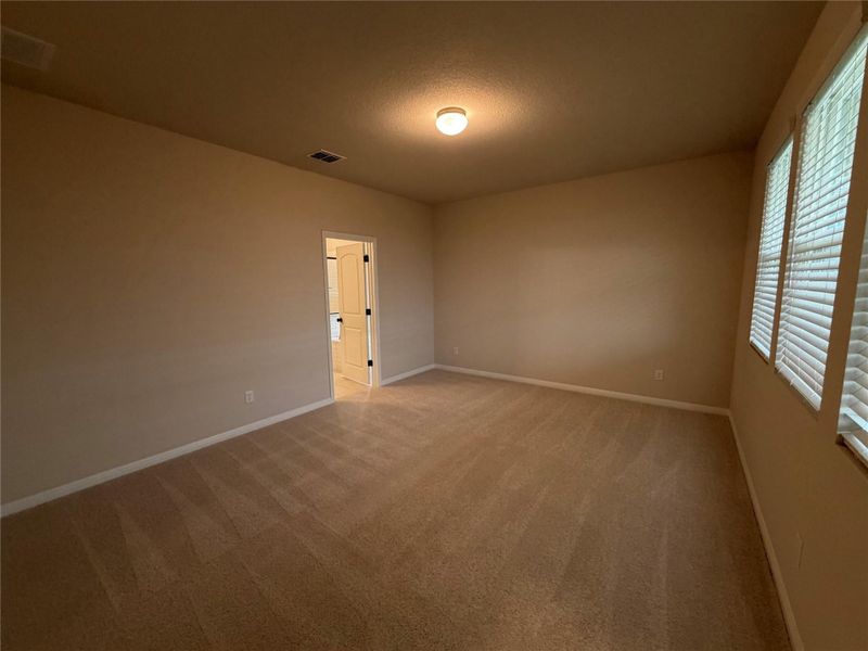 Spacious, unfurnished interior of a new home in Willow Springs, Buda (Image 19).