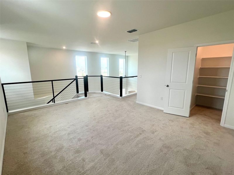 Spacious, unfurnished interior of a new home in Porter Country, Buda (Image 8).