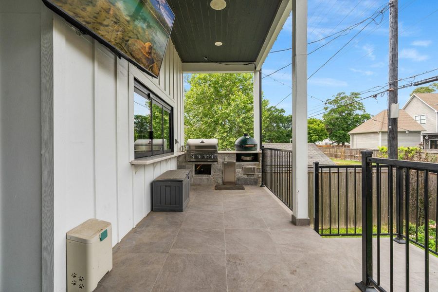 A charming outdoor patio featuring a built-in grill set, designed for seamless outdoor cooking. A charming outdoor patio featuring a built-in grill set, designed for seamless outdoor cooking.