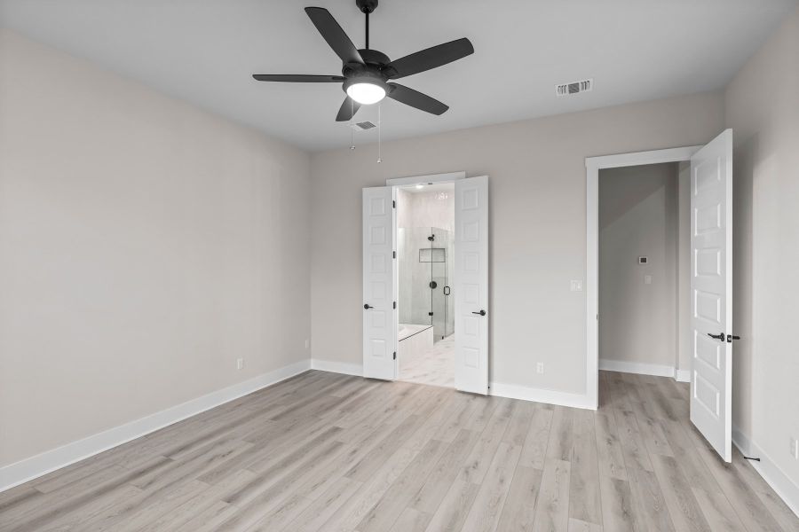 Spacious, unfurnished interior of a new home in Lariat, Liberty Hill (Image 38).