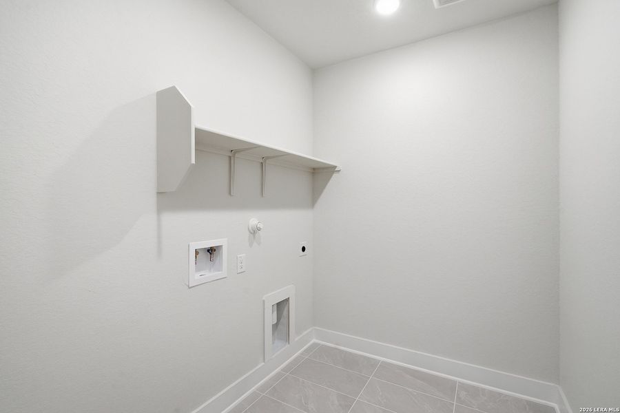 Spacious, unfurnished interior of a new home in Sienna Lakes, San Antonio (Image 36).