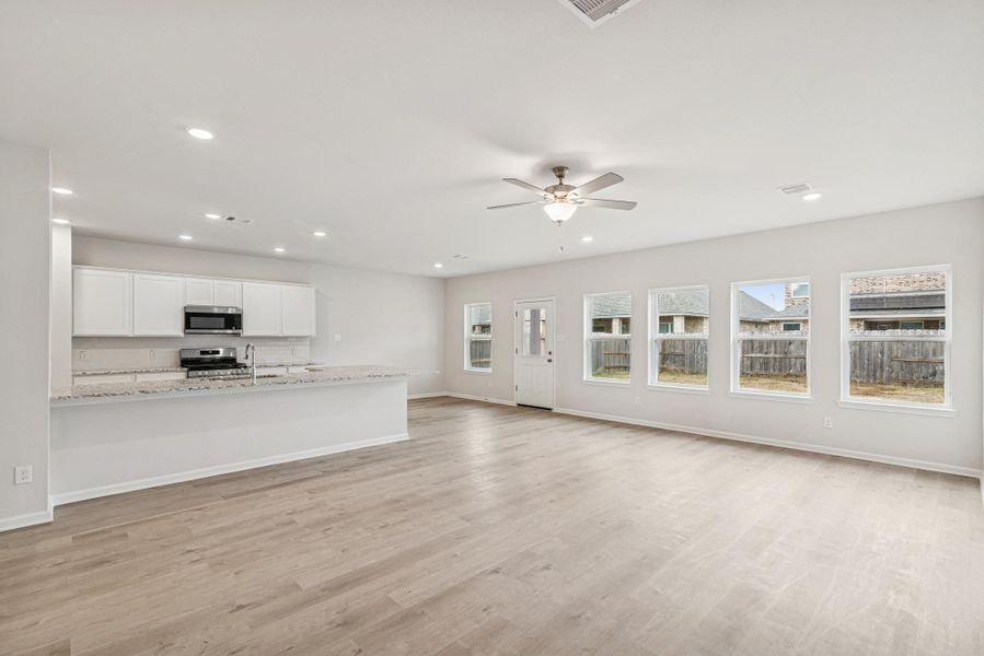 Spacious, unfurnished interior of a new home in Sierra Vista, Rosharon (Image 29).