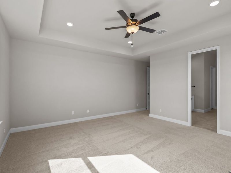 Spacious, unfurnished interior of a new home in Potranco Oaks, Castroville (Image 38).