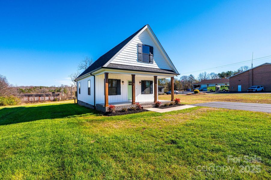 Exterior details and patio area of a home in , Hildebran (Image 2).