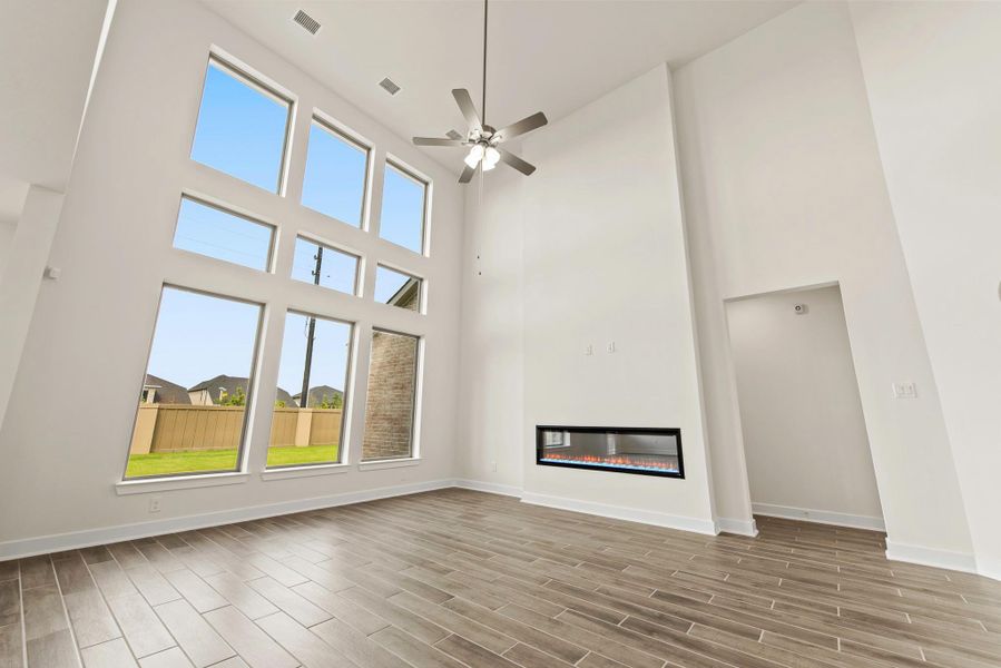 Spacious, unfurnished interior of a new home in Cross Creek West - 55', Fulshear (Image 12).