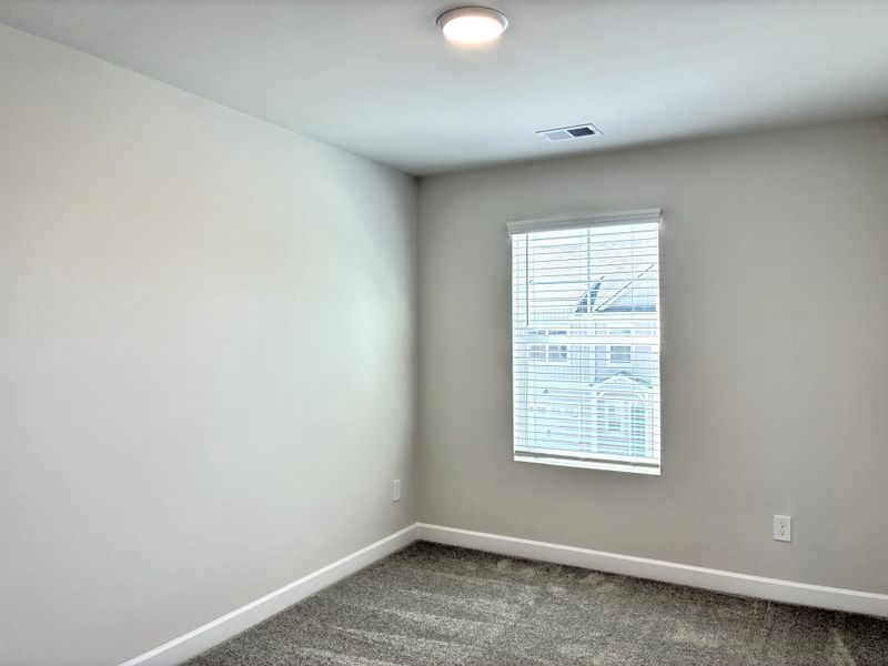 Spacious, unfurnished interior of a new home in Holly Ridge, Greenville (Image 18).