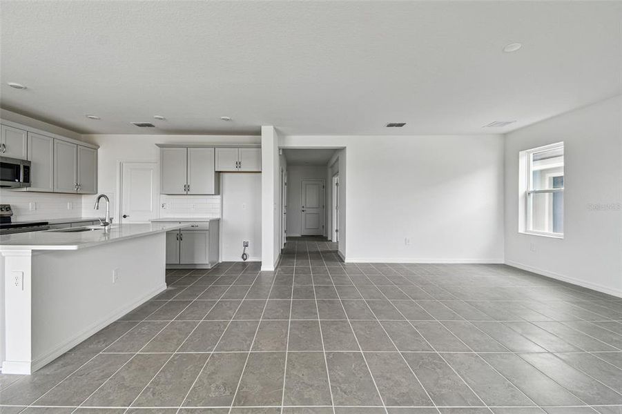 Spacious, unfurnished interior of a new home in Southpointe, Palmetto (Image 16).