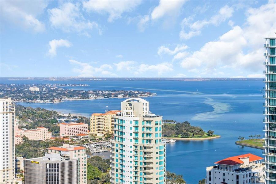 Condo located in St. Petersburg, FL showcasing its design and architecture (Image 51).