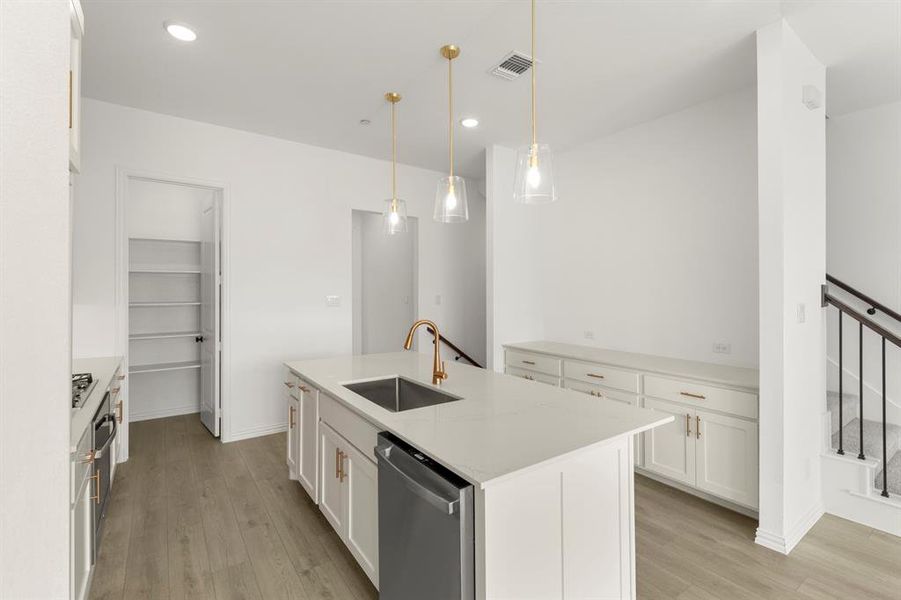 15. 1033 Concan - Kitchen (3)