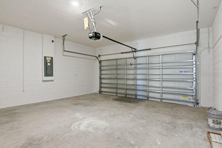 Spacious, unfurnished interior of a new home in Ardisia Park, New Smyrna Beach (Image 22).