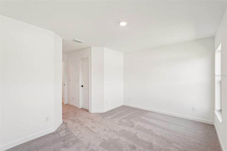 Spacious, unfurnished interior of a new home in Port Charlotte, North Port (Image 32).