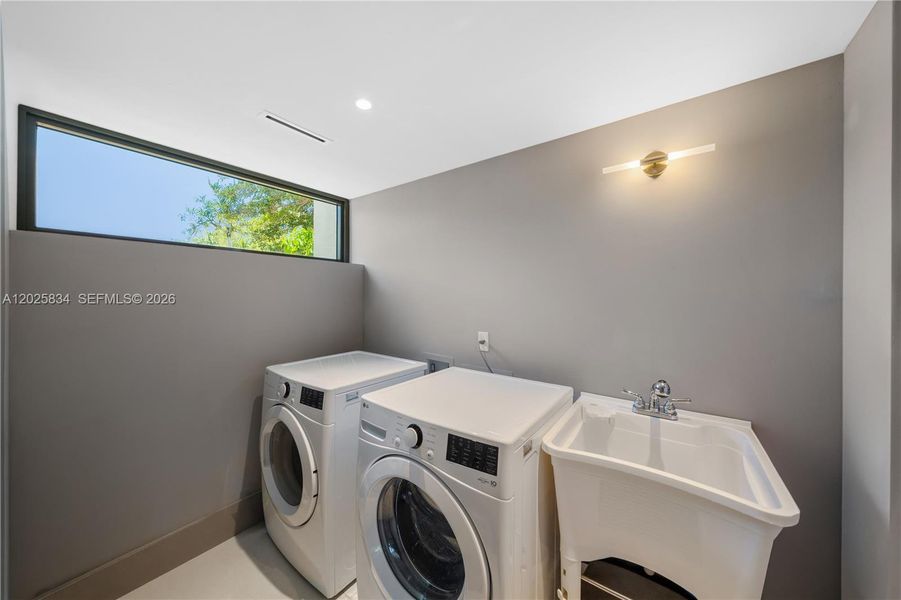 Furnished interior view inside a new home in , Key Biscayne (Image 37).
