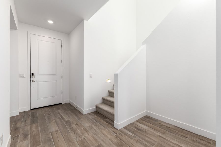 Spacious, unfurnished interior of a new home in Bella Vista Farms, San Tan Valley (Image 9).