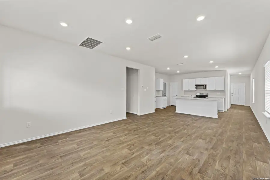 Spacious, unfurnished interior of a new home in Laurel Vistas, San Antonio (Image 33).
