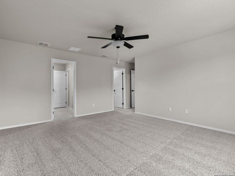 Spacious, unfurnished interior of a new home in Royal Crest, San Antonio (Image 26).
