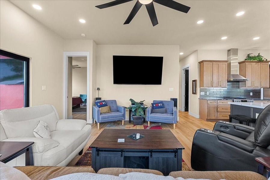 Furnished interior view inside a new home in , Kemah (Image 10).