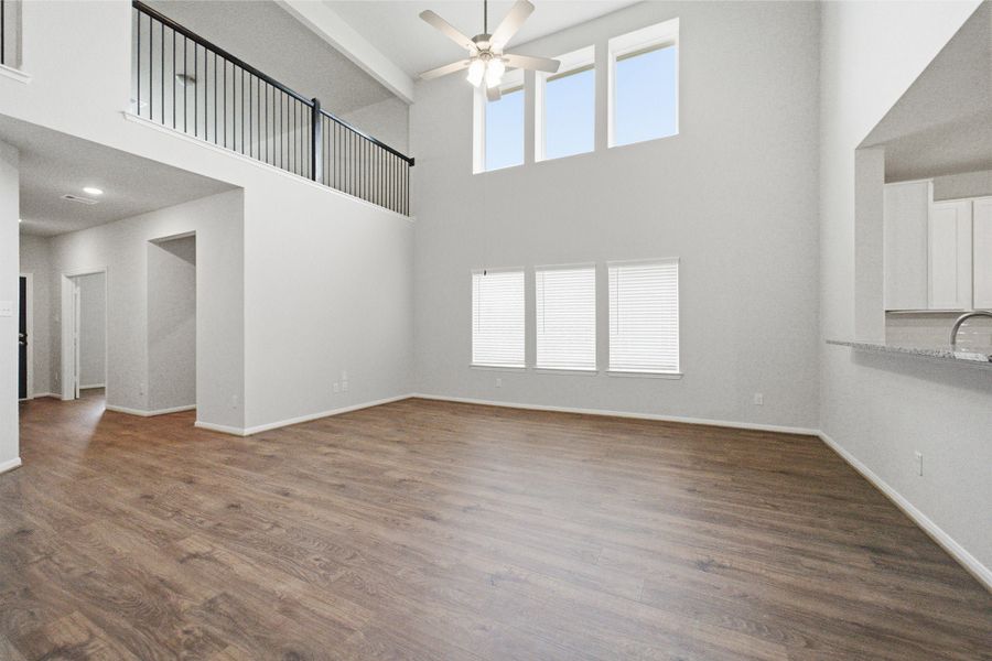 Spacious, unfurnished interior of a new home in Pearlbrook, Texas City (Image 23).